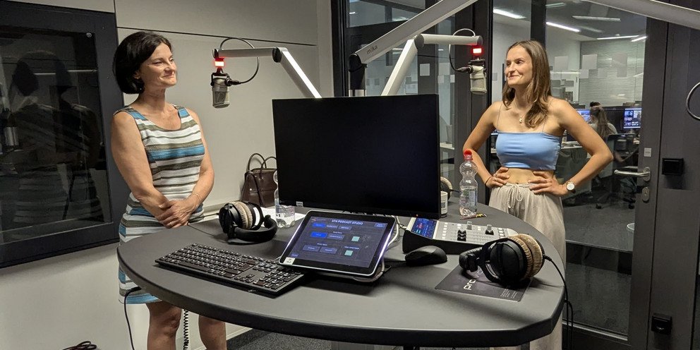 Die zwei Sprecherinnnen im Tonstudion