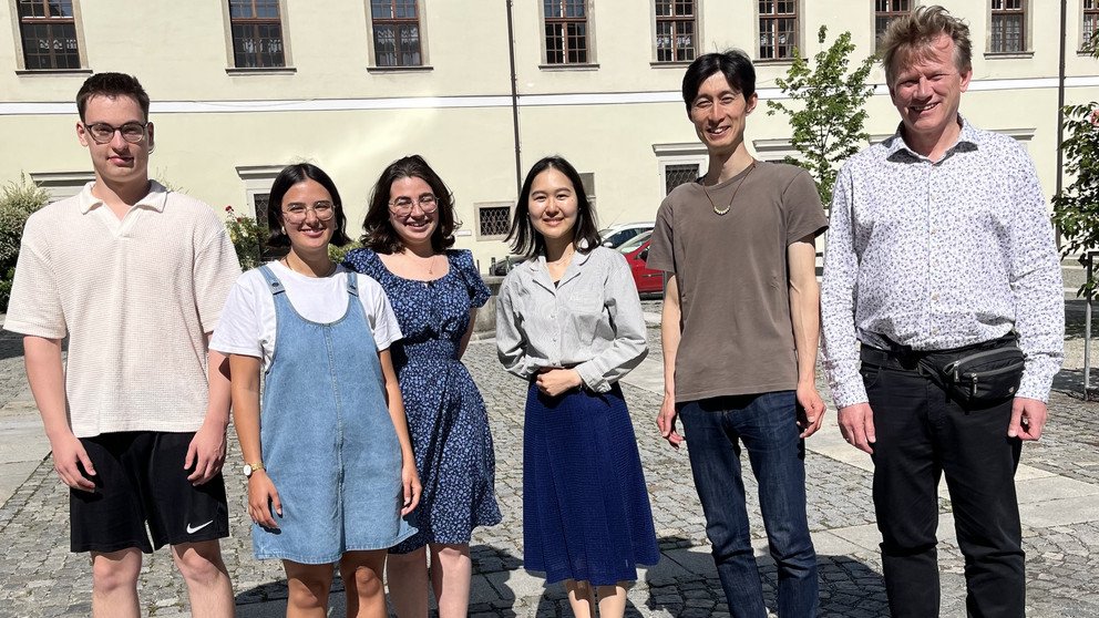 Herr Sakata und Studierende sowie Herr de Jong