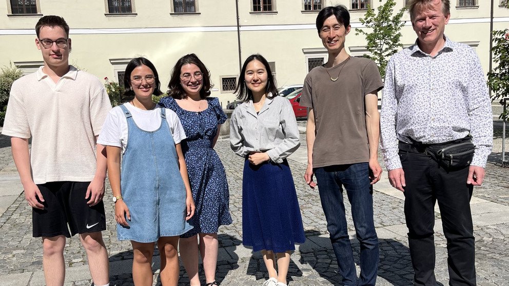 Herr Sakata und Studierende sowie Herr de Jong
