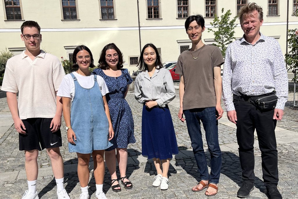 Hr. Dr. Tomoki Sakata sowie Studierende und Herr Dr. de Jong