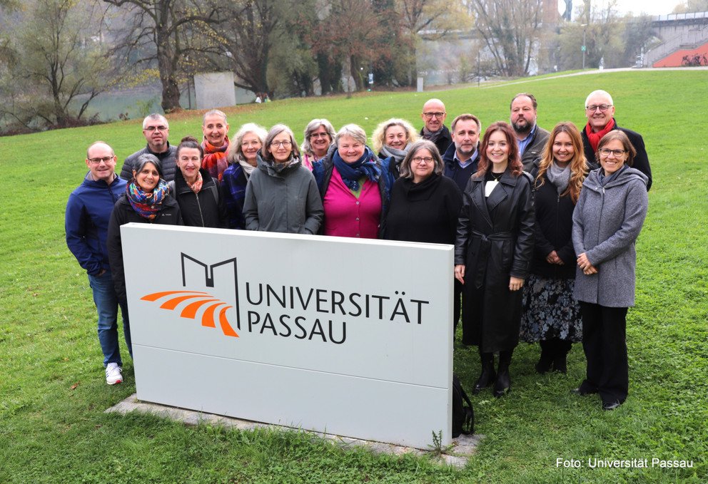 Die Teilnehmenden der „Regionaltagung der hochschulbezogenen DaF-Institutionen in Bayern“, Foto: Universität Passau