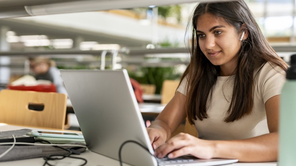 Studentin am Laptop