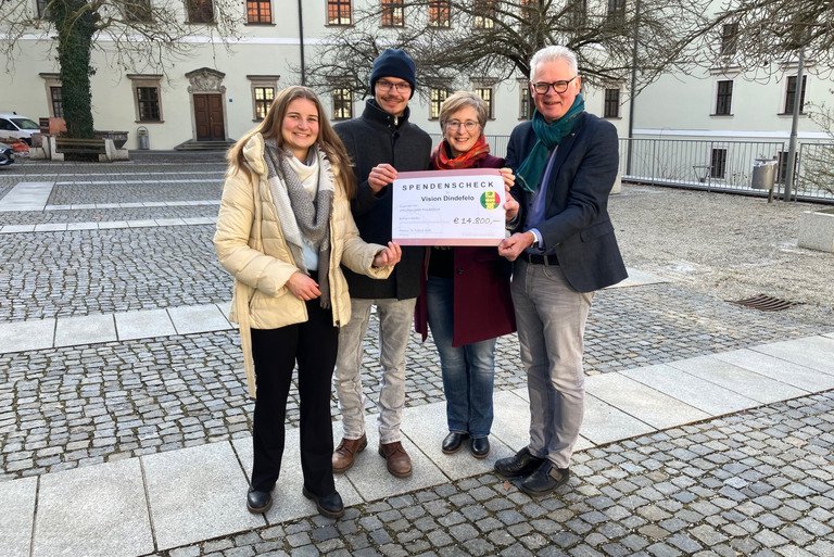 (v. l.) Luise Kwak und Mario Hermann (Studierende an der Universität Passau und Teilnehmende des Service-Learning-Kurses), Véronique Coiffet (Programmkoordinatorin Vision Dindefelo und Teamkoordinatorin für Französisch an der Universität Passau) und Helmuth Rücker (Initiator und Koordinator des Dachprojekts Mission Dindefelo). Foto: Universität Passau