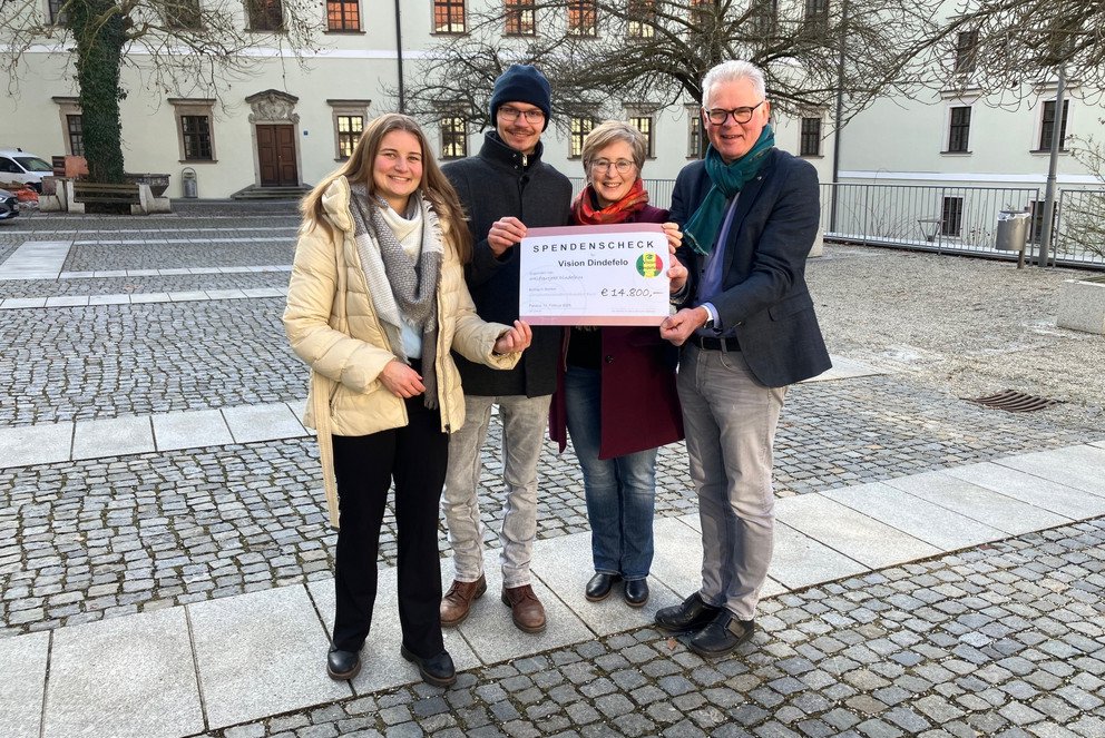 (v. l.) Luise Kwak und Mario Hermann (Studierende an der Universität Passau und Teilnehmende des Service-Learning-Kurses), Véronique Coiffet (Programmkoordinatorin Vision Dindefelo und Teamkoordinatorin für Französisch an der Universität Passau) und Helmuth Rücker (Initiator und Koordinator des Dachprojekts Mission Dindefelo). Foto: Universität Passau
