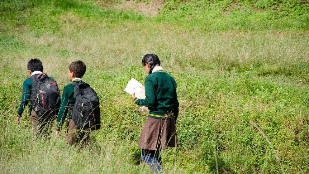 Kinder auf dem Weg zur Schule in Nepal