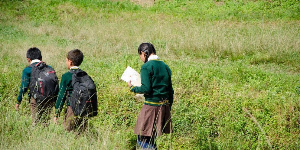 Kinder auf dem Weg zur Schule in Nepal