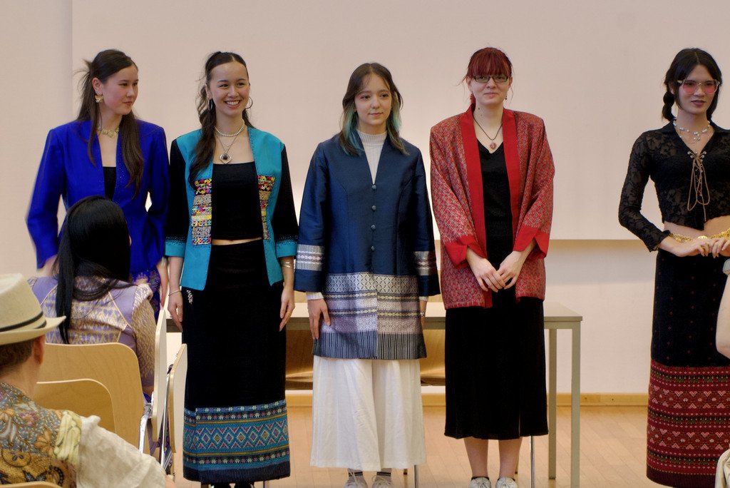 Fünf Studierende in thailändischer Kleidung