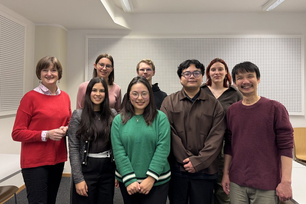(v.l.) Cristina Pontalti-Ehrhardt (stellvertretende Geschäftsführerin des Sprachenzentrums der Universität Passau), Passauer Studierende vom Kurs Thai GS 2.1, Xinran Sun (4.v.r.), Chalit Durongphan (Lektor für Thailändisch an der Universität Passau); Foto: privat