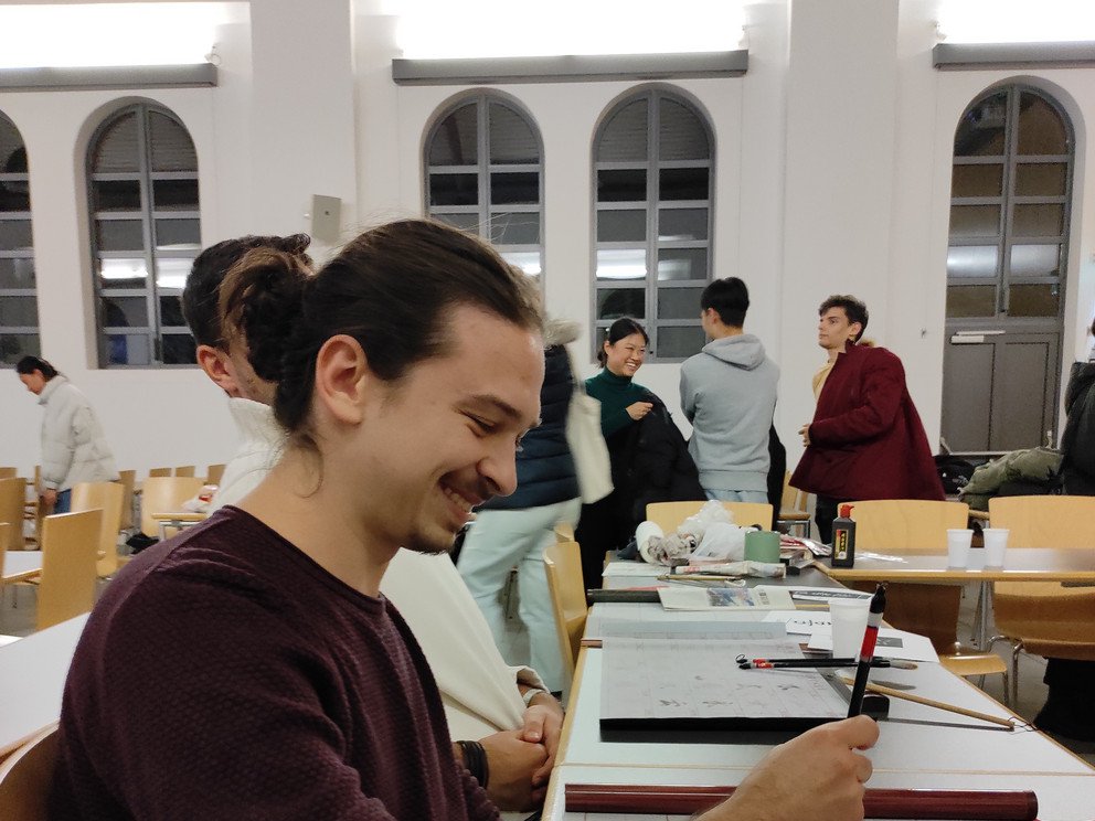 Teilnehmender im Kalligrafie-Workshop