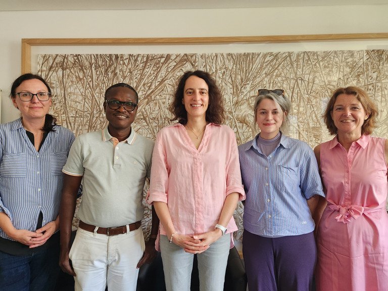Im Rahmen der Summer School &bdquo;School in the Age of Uncertainty&ldquo; des Zentrums f&uuml;r Lehrkr&auml;ftebildung und Fachdidaktik (ZLF) und des Lehrstuhls f&uuml;r Erziehungswissenschaft mit dem Schwerpunkt Diversit&auml;tsforschung und Bildungsr&auml;ume der Mittleren Kindheit lehrte Prof. Dandy George Dampson nun wieder als Gastdozierender an der Passauer Universit&auml;t. Seinen Aufenthalt nutzten Prof. Dampson und Vizepr&auml;sidentin Prof. Dr. Daniela Wawra, um eine f&uuml;r den Herbst geplante Delegationsreise vorzubereiten. Gemeinsam mit Barbara Zacharias, Leiterin der Abteilung Internationales und Studierendenservice, sowie Sabine Ophelia Blake vom Sprachenzentrum und Dr. Kathrin Eveline Plank vom Lehrstuhl f&uuml;r Erziehungswissenschaft tauschten sie sich &uuml;ber bestehende Aktivit&auml;ten und weitere Kooperationsm&ouml;glichkeiten in Lehre und Forschung aus. Beide Universit&auml;ten verbindet das gemeinsame Interesse, innovative Ans&auml;tze in der Lehrkr&auml;ftebildung voranzubringen, fachliche Erfahrungen auszutauschen und Einblicke in unterschiedliche Bildungs- und Hochschulkulturen zu gewinnen. Die bisherige Zusammenarbeit erfolgt im Rahmen des vom Deutschen Akademischen Austauschdienst (DAAD) gef&ouml;rderten Projekts &bdquo;global.trex Lehramt International&ldquo;. Durch ihren Schwerpunkt in der Lehrkr&auml;ftebildung entfaltet die Partnerschaft zudem eine besondere Multiplikationswirkung f&uuml;r die Bildungssysteme beider Regionen. Die Partnerschaft ist ein wichtiger Baustein der Internationalisierungsstrategie der Universit&auml;t Passau und st&auml;rkt den wissenschaftlichen und interkulturellen Austausch zwischen Europa und Westafrika. Abteilung Kommunikation und Marketing Dandy George Dampson ist Professor f&uuml;r Bildungsmanagement und Lehrkr&auml;ftebildung an der University of Education in Winneba (Ghana) und war dort unter anderem Direktor des Institute for Teacher Education and Continuing Professional Development. In Passau nutzte er seinen Aufenthalt neben seinem Engagement in unterschiedlichen Lehrformaten vor allem f&uuml;r den fachlichen Austausch und die Ausdifferenzierung der institutionellen Kooperation. So bereitete er gemeinsam mit Prof. Dr. Christina Hansen, Dr. Jonas Scharfenberg und Dr. Kathrin Eveline Plank vom Lehrstuhl f&uuml;r Erziehungswissenschaften ein Forschungsprojekt im Bereich der vergleichenden Professionalisierungsforschung vor und trat in Austausch mit den Studierenden des neuen Masterprogramms &bdquo;International Education & Global Learning&ldquo;.