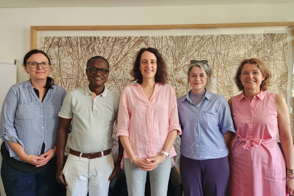 Im Rahmen der Summer School &bdquo;School in the Age of Uncertainty&ldquo; des Zentrums f&uuml;r Lehrkr&auml;ftebildung und Fachdidaktik (ZLF) und des Lehrstuhls f&uuml;r Erziehungswissenschaft mit dem Schwerpunkt Diversit&auml;tsforschung und Bildungsr&auml;ume der Mittleren Kindheit lehrte Prof. Dandy George Dampson nun wieder als Gastdozierender an der Passauer Universit&auml;t. Seinen Aufenthalt nutzten Prof. Dampson und Vizepr&auml;sidentin Prof. Dr. Daniela Wawra, um eine f&uuml;r den Herbst geplante Delegationsreise vorzubereiten. Gemeinsam mit Barbara Zacharias, Leiterin der Abteilung Internationales und Studierendenservice, sowie Sabine Ophelia Blake vom Sprachenzentrum und Dr. Kathrin Eveline Plank vom Lehrstuhl f&uuml;r Erziehungswissenschaft tauschten sie sich &uuml;ber bestehende Aktivit&auml;ten und weitere Kooperationsm&ouml;glichkeiten in Lehre und Forschung aus. Beide Universit&auml;ten verbindet das gemeinsame Interesse, innovative Ans&auml;tze in der Lehrkr&auml;ftebildung voranzubringen, fachliche Erfahrungen auszutauschen und Einblicke in unterschiedliche Bildungs- und Hochschulkulturen zu gewinnen. Die bisherige Zusammenarbeit erfolgt im Rahmen des vom Deutschen Akademischen Austauschdienst (DAAD) gef&ouml;rderten Projekts &bdquo;global.trex Lehramt International&ldquo;. Durch ihren Schwerpunkt in der Lehrkr&auml;ftebildung entfaltet die Partnerschaft zudem eine besondere Multiplikationswirkung f&uuml;r die Bildungssysteme beider Regionen. Die Partnerschaft ist ein wichtiger Baustein der Internationalisierungsstrategie der Universit&auml;t Passau und st&auml;rkt den wissenschaftlichen und interkulturellen Austausch zwischen Europa und Westafrika. Abteilung Kommunikation und Marketing Dandy George Dampson ist Professor f&uuml;r Bildungsmanagement und Lehrkr&auml;ftebildung an der University of Education in Winneba (Ghana) und war dort unter anderem Direktor des Institute for Teacher Education and Continuing Professional Development. In Passau nutzte er seinen Aufenthalt neben seinem Engagement in unterschiedlichen Lehrformaten vor allem f&uuml;r den fachlichen Austausch und die Ausdifferenzierung der institutionellen Kooperation. So bereitete er gemeinsam mit Prof. Dr. Christina Hansen, Dr. Jonas Scharfenberg und Dr. Kathrin Eveline Plank vom Lehrstuhl f&uuml;r Erziehungswissenschaften ein Forschungsprojekt im Bereich der vergleichenden Professionalisierungsforschung vor und trat in Austausch mit den Studierenden des neuen Masterprogramms &bdquo;International Education & Global Learning&ldquo;.