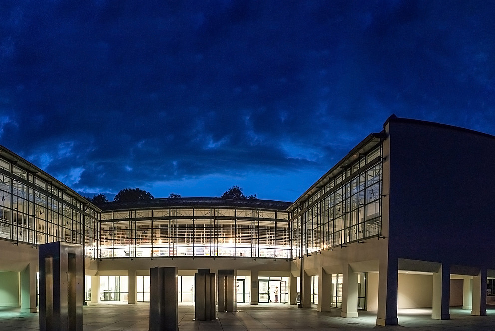 Universitätsbibliothek Passau bei Nacht