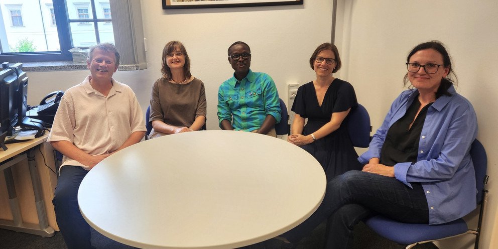 Dr. Michael de Jong und Dott. Cristina Pontalti Ehrhardt, die Internationale Netzwerkkoordinatorin am ZLF f&uuml;r global.trex sowie Lektorin f&uuml;r Englisch Ophelia Blake, sowie die Teamkoordinatorin und Lektorin f&uuml;r Deutsch als Fremdsprache, Melanie Kunz,