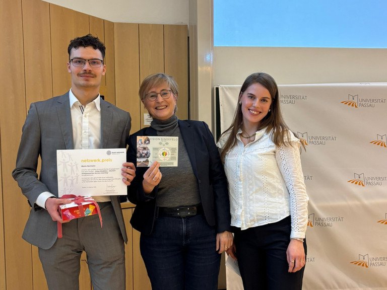 Preis&uuml;bergabe: kuwi netzwerk international e.V. Bildunterschrift: v.l.n.r.: Mario Hermann, Preistr&auml;ger netzwerk.preis f&uuml;r Ehrenamtliches Engagement; V&eacute;ronique Coiffet, Projektleiterin Vision Dindef&eacute;lo; Anouk Strau&szlig;, Stellv. Vorsitzende kuwi netzwerk international e.V.