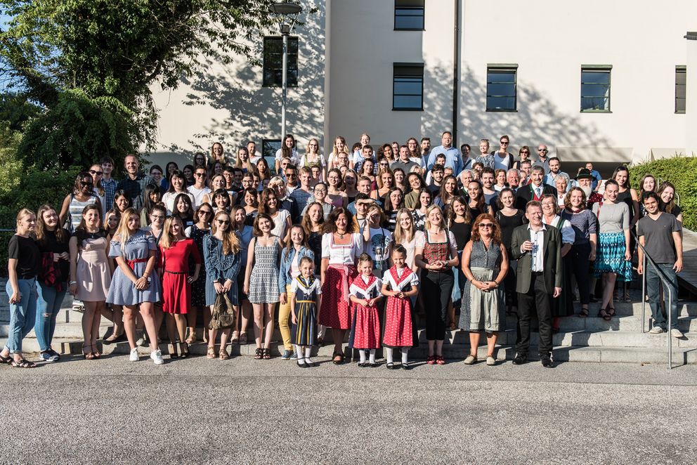 Das Foto zeigt die Teilnehmerinnen und Teilnehmer der German Courses 2017 mit Bürgermeisterin Erika Träger (1. Reihe rechts), Vizepräsidentin Prof. Dr. Ursula Reutner (1. Reihe Mitte), den Lehrkräften, der Leitung des Sprachenzentrums und Mitgliedern der Volkstanzgruppe. Foto: Valentin Brandes